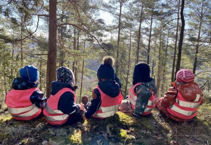 5 barn fra Bollerød FUS barnehage på tur. Foto